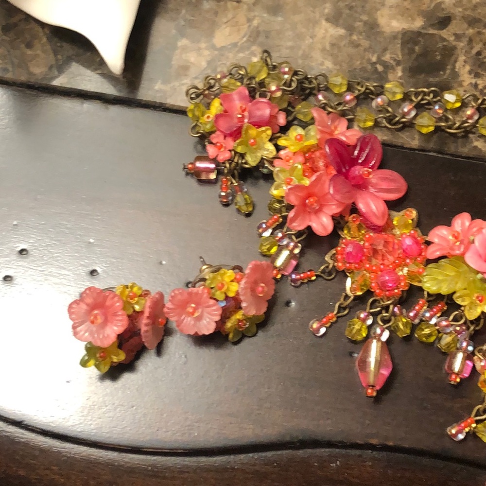 Necklace lucite